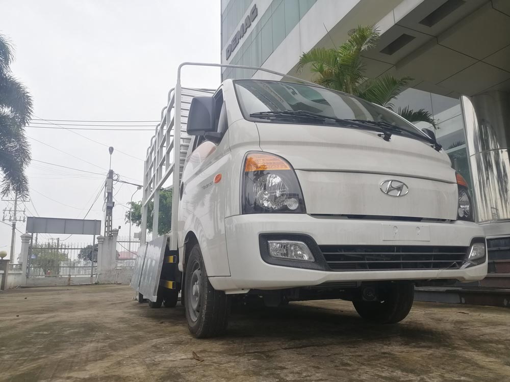 Xe tải Hyundai 1.5 tấn H150 thùng mui bạt bửng nâng
