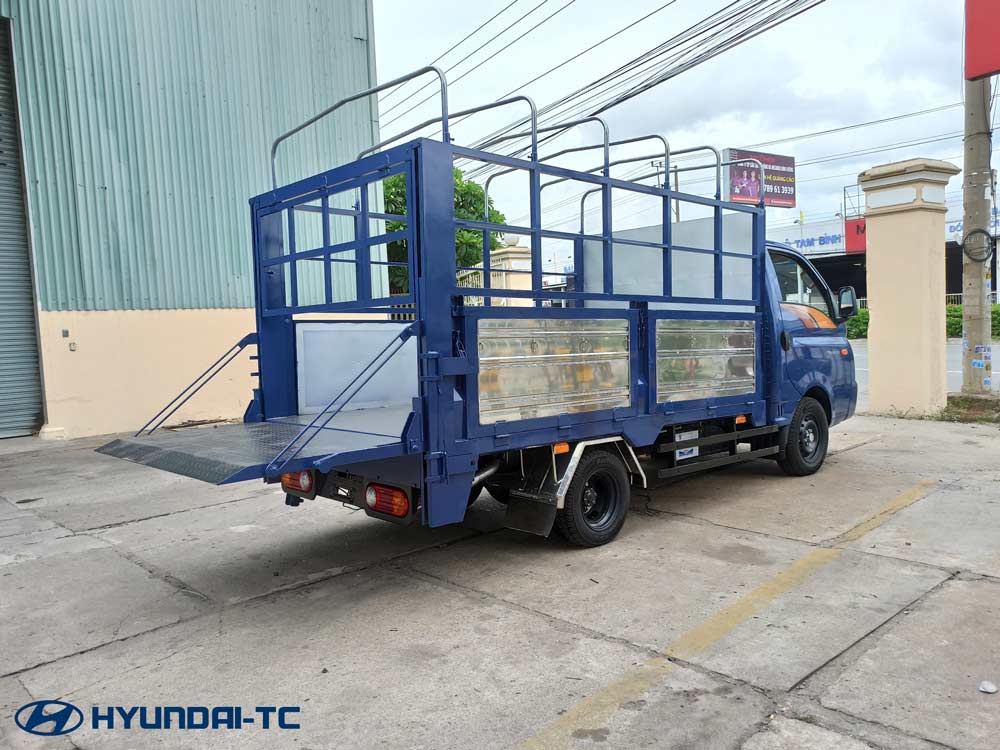 Xe tải Hyundai 1.5 tấn H150 thùng mui bạt bửng nâng
