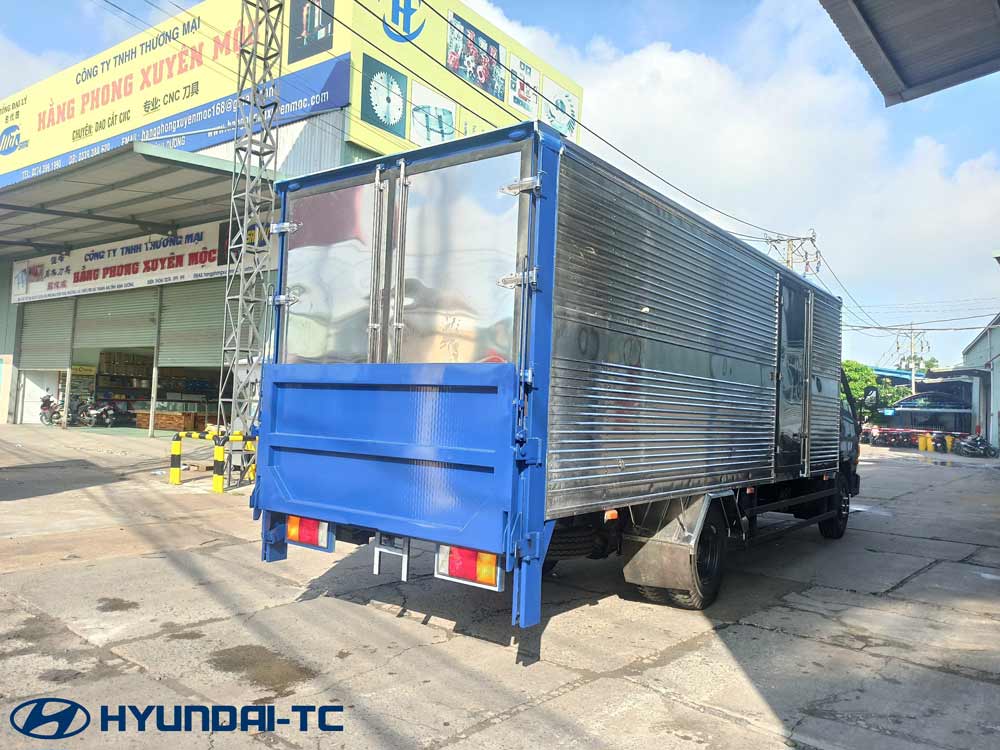 Xe tải thùng kín bửng nâng 7 tấn Hyundai Mighty 110XL