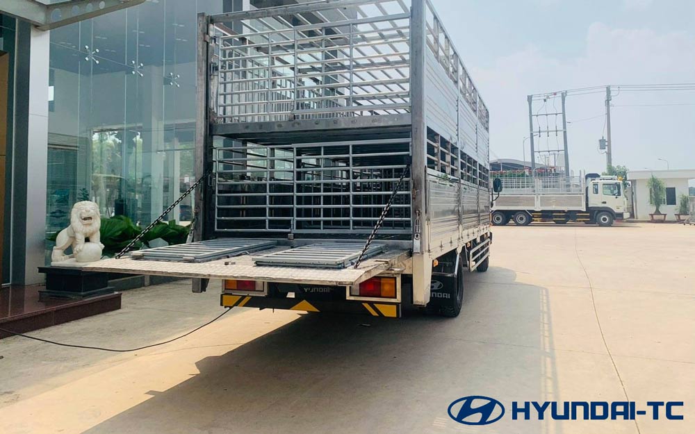 Giá xe tải chở heo 6 tấn Hyundai Mighty 110XL