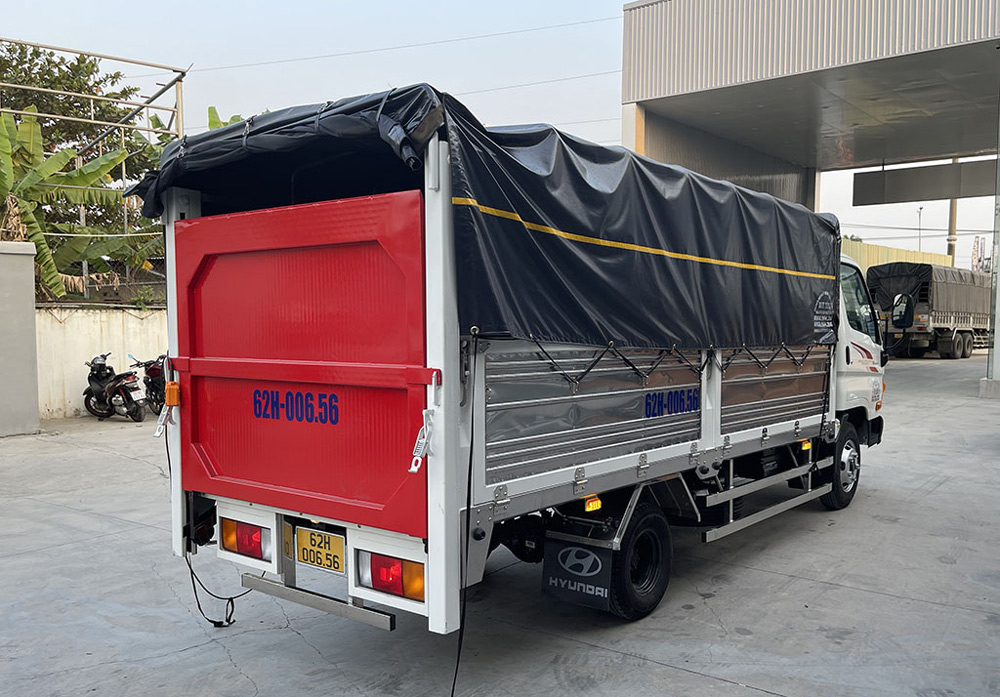 Xe tải Hyundai 2.5 tấn N250SL thùng mui bạt bửng nâng